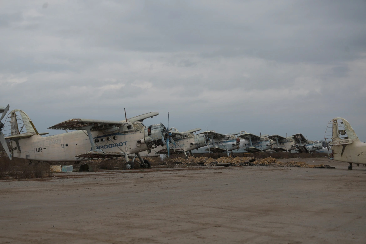 Loạt máy bay bị phá hủy ở thành phố Kherson do giao tranh (ảnh: ALJ)