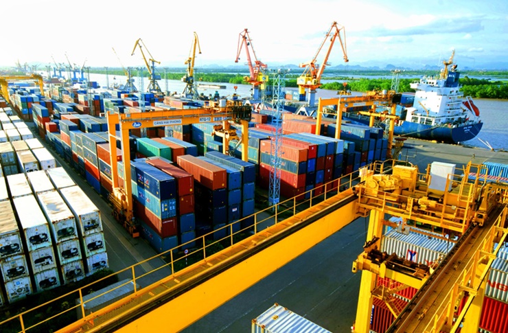 Sản lượng hàng thông qua khu vực cảng biển trong 6 tháng đầu năm 2022 đạt 47,6 triệu tấn, tăng 1,67 % so với cùng kỳ.
