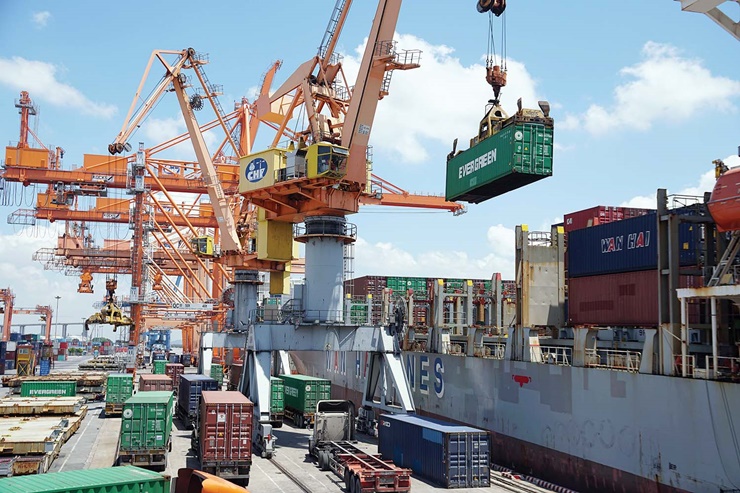 Năm 2021, Cảng Hải Phòng đã hoàn thành vượt mức kế hoạch, trong đó, sản lượng hàng hóa thông qua đạt hơn 38 triệu tấn, tăng 7,6%.&nbsp;Doanh thu hợp nhất năm 2021 của cảng Hải Phòng đạt hơn 2.400 tỷ đồng.
