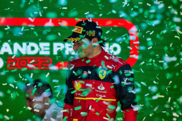 Sainz có podium thứ 9 mùa này