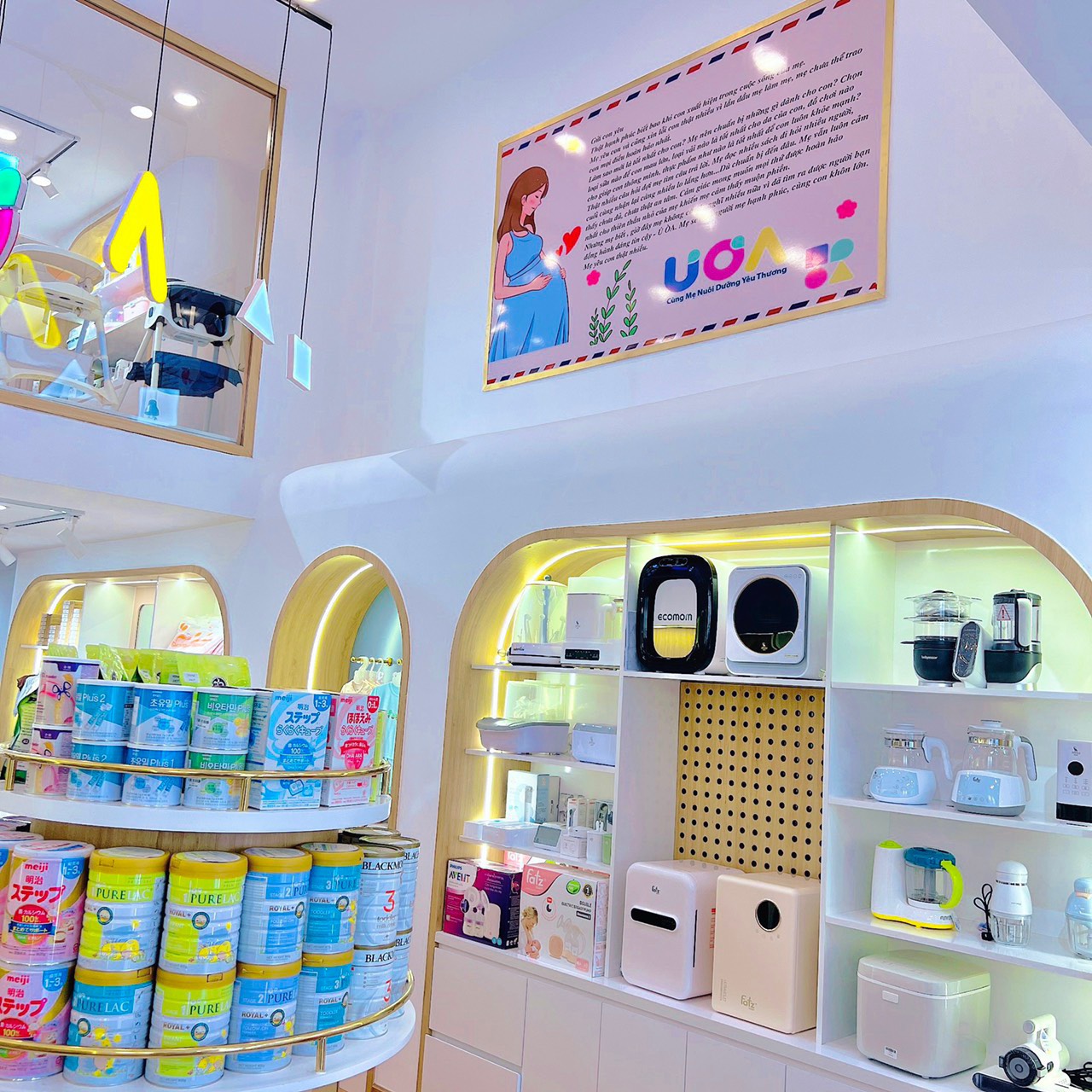 Nội thất sang trọng của Ú Òa Flagship Store, giúp mẹ trải nghiệm mua sắm thoải mái.