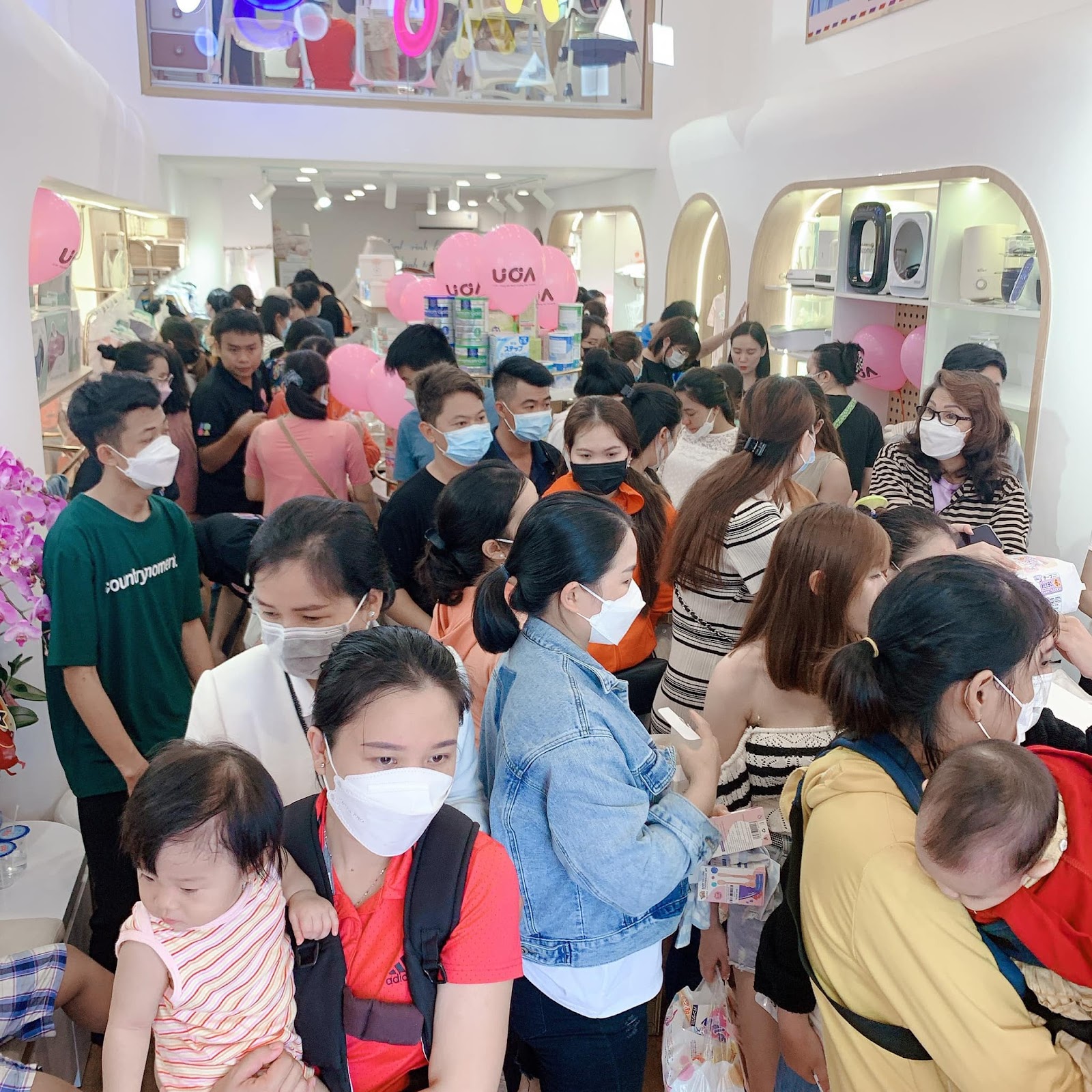 Khách hàng tham gia trải nghiệm mua sắm ngày khai trương chật kín cả ba tầng&nbsp;