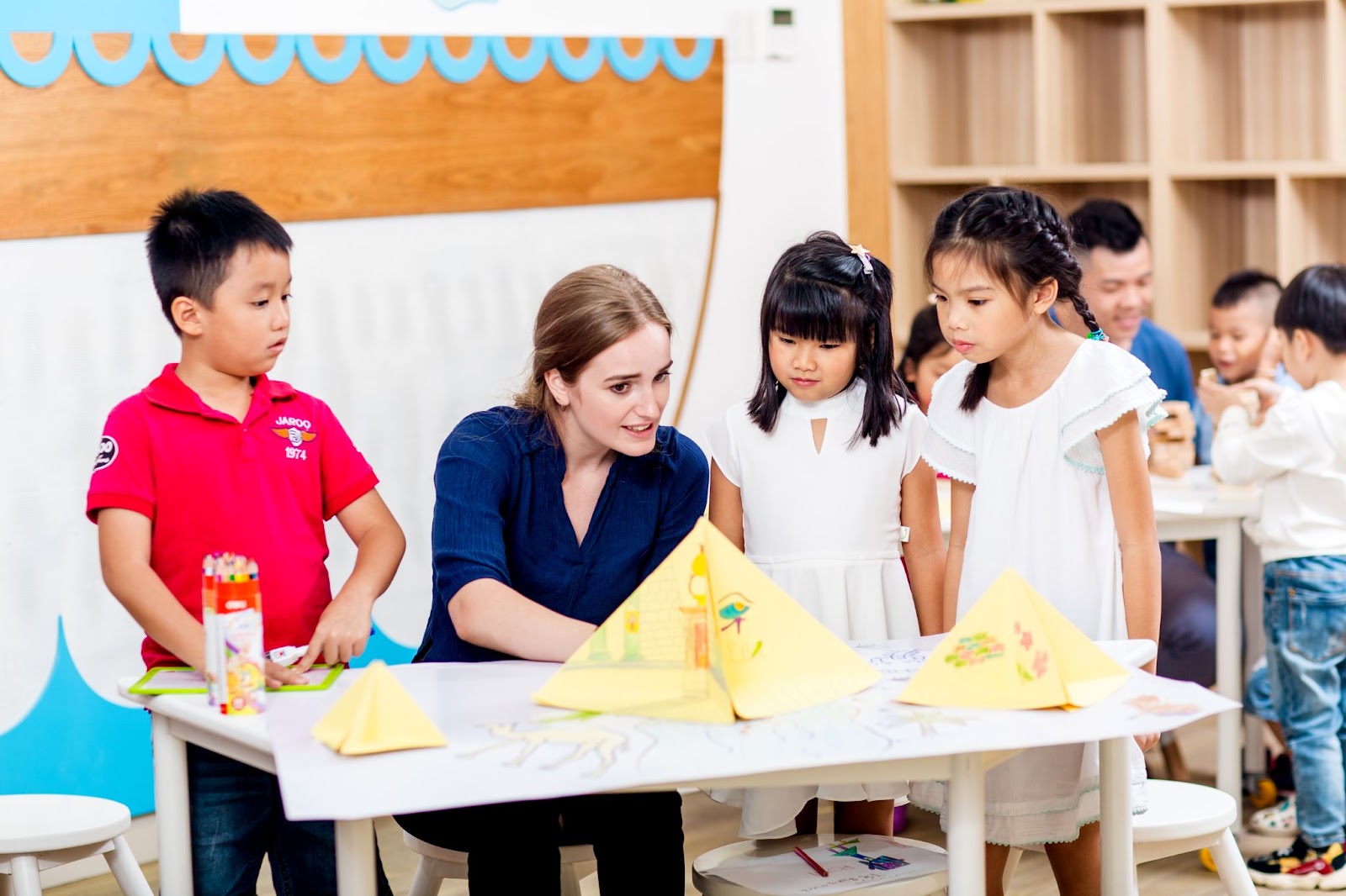 Giáo viên Yola đóng vai trò người dẫn dắt và truyền cảm hứng tới học viên