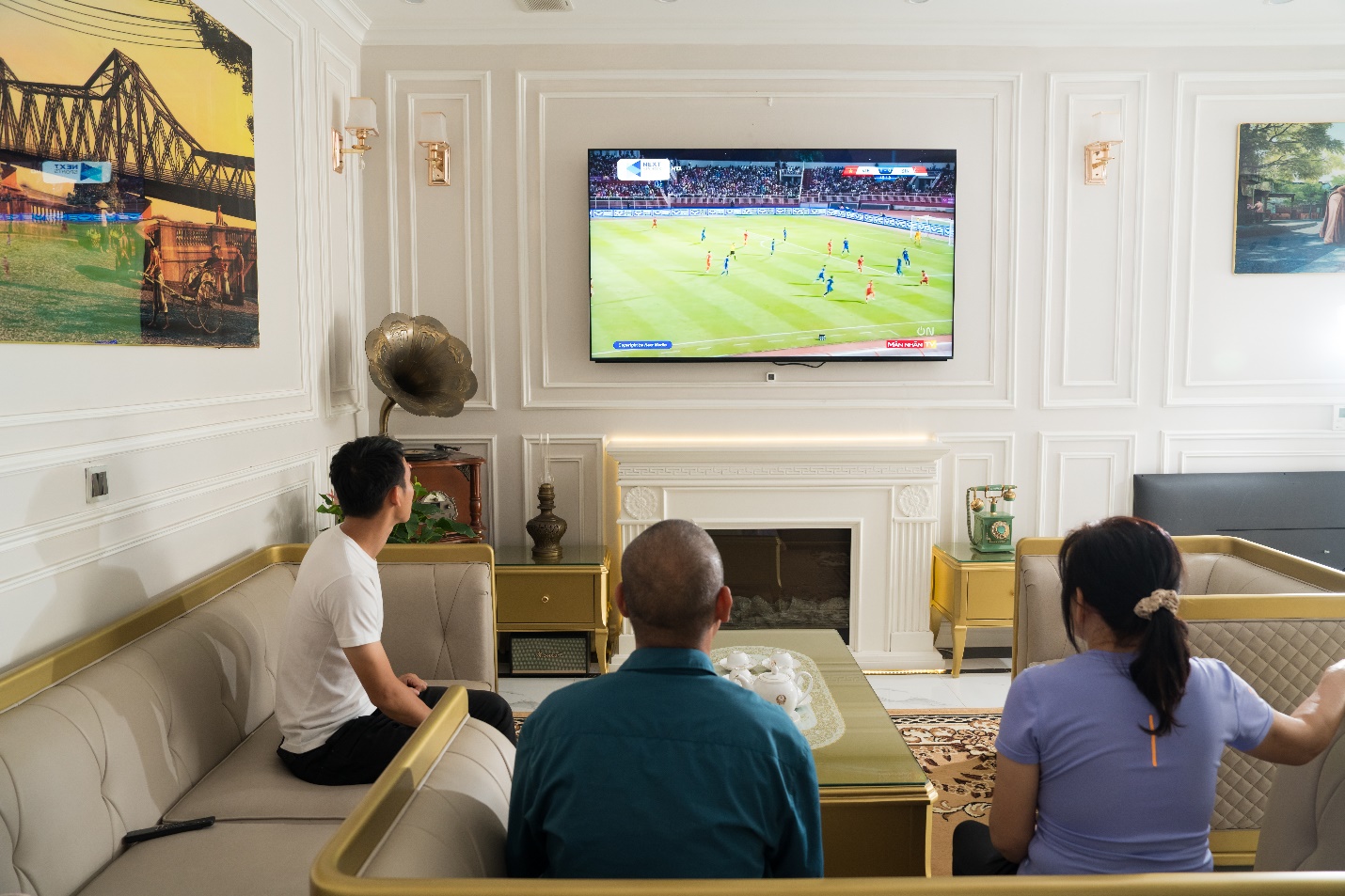 Lộ diện chiếc TV được đội trưởng Đỗ Hùng Dũng chọn để xem World Cup - 1