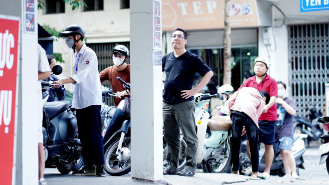 Người dân đến đổ xăng tại cây xăng phố Nguyễn Công Trứ.