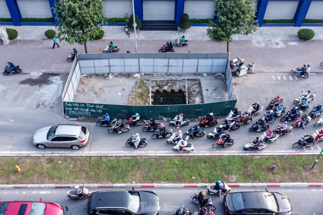 9 chiếc “lô cốt” chiếm đến 2/3 lòng đường khiến việc đi lại của người dân gặp nhiều khó khăn.