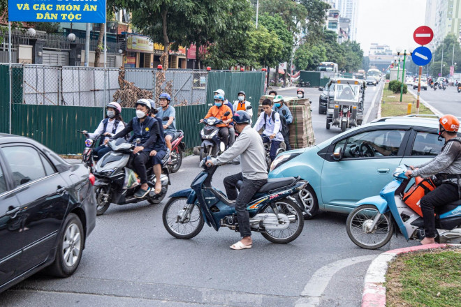 "Tôi rất sợ khi đi từ nhà qua bên đường vì bị "lô cốt" che không có tầm nhìn, nhiều vụ va chạm đã xảy ra, đặc biệt là các giờ đông xe qua lại", ông Việt (Mỗ Lao, Hà Đông) chia sẻ.
