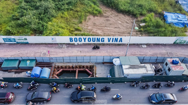 Tại các vị trí thi công này đã “vắng bóng” công nhân từ lâu nhưng mặt bằng không được hoàn trả, nhiều lô cốt đã bị biến thành nơi dán quảng cáo hoặc nơi vứt rác.