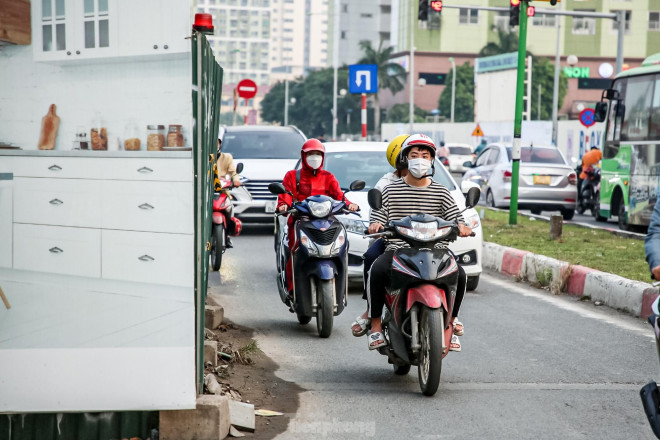 Theo lãnh đạo Sở GTVT Hà Nội, nguyên nhân 9 giếng thi công trên đường Vũ Trọng Khánh chưa được tháo dỡ rào chắn vì còn một số giếng vẫn chưa làm xong.