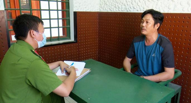 Công an đang ghi lời khai Nguyễn Thanh Quang