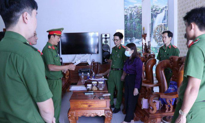 Công an và VKSND tỉnh Bình Phước đọc lệnh bắt Nguyễn Thị Cẩm Hồng