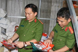 Thị trường - Tiêu dùng - Phát hiện cơ sở sản xuất 1,2 tấn bánh kẹo không rõ nguồn gốc