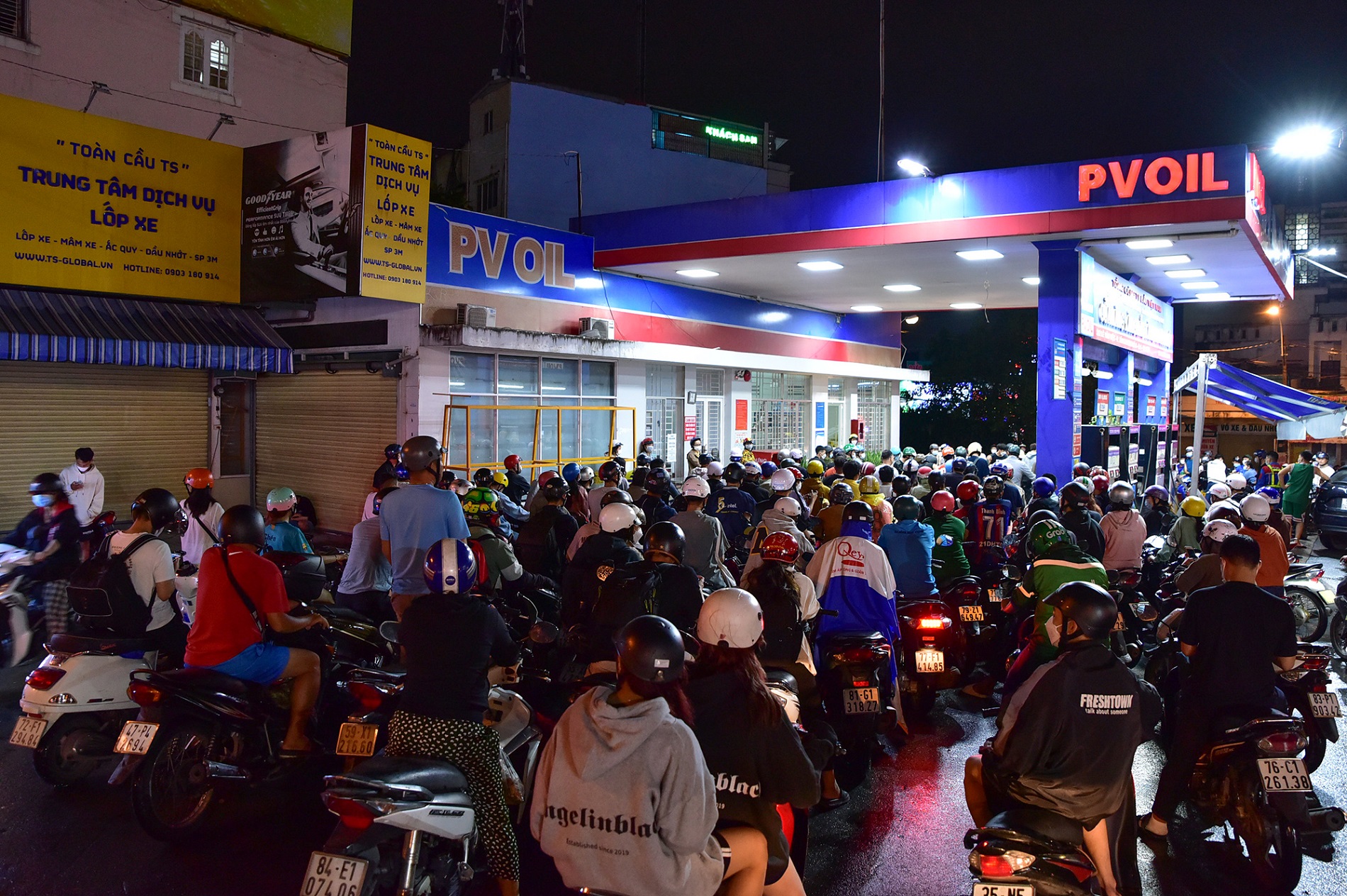 Hàng trăm người đứng xếp hàng đổ xăng xuyên đêm cuối tháng 10 và đầu tháng 11/2022 tại TP Hà Nội và TP Hồ Chí Minh.