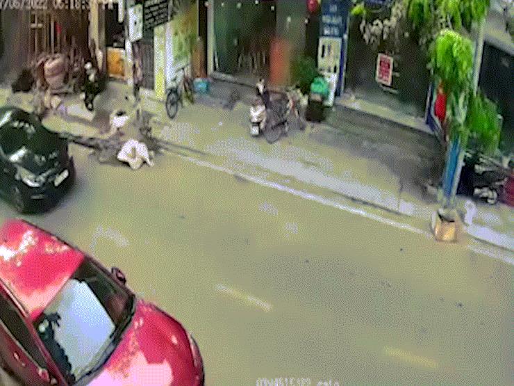 Clip: Hãi hùng xe máy lao vào ”tử thần” ở dưới lòng đường