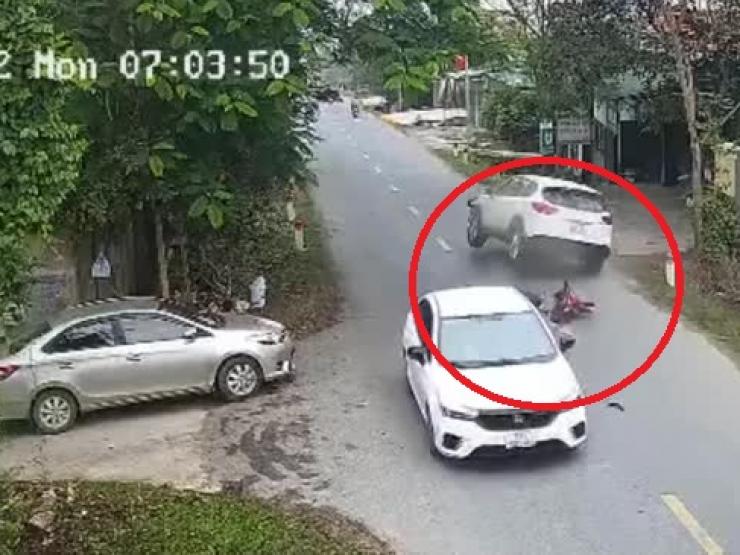 Tin tức trong ngày - Clip: Nữ tài xế dừng "xế hộp" đột ngột, lái xe máy và ô tô gặp ngay tai họa