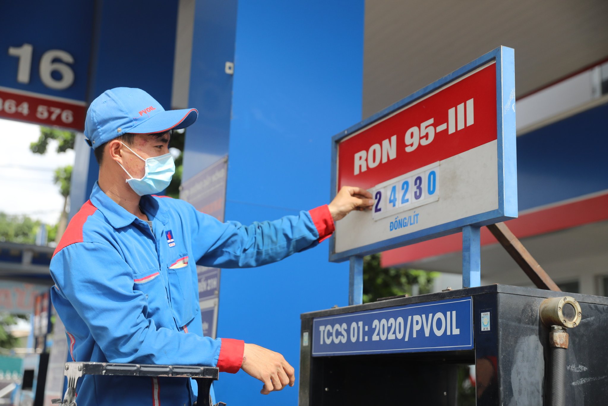 Giá xăng tăng 4 lần liên tiếp nhưng công ty vận tải của anh Hoàn vẫn không thể mua đủ lượng dầu cho tất cả các xe chạy liên tỉnh, mỗi lần chỉ mua được số lượng rất nhỏ.