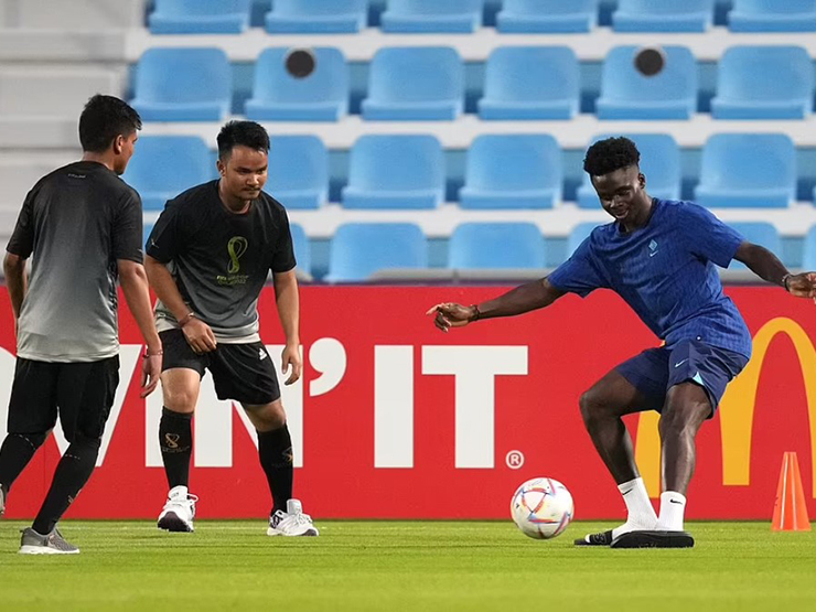 Bóng đá - Dàn sao ĐT Anh đá "phủi" với thợ xây trước trận mở màn World Cup