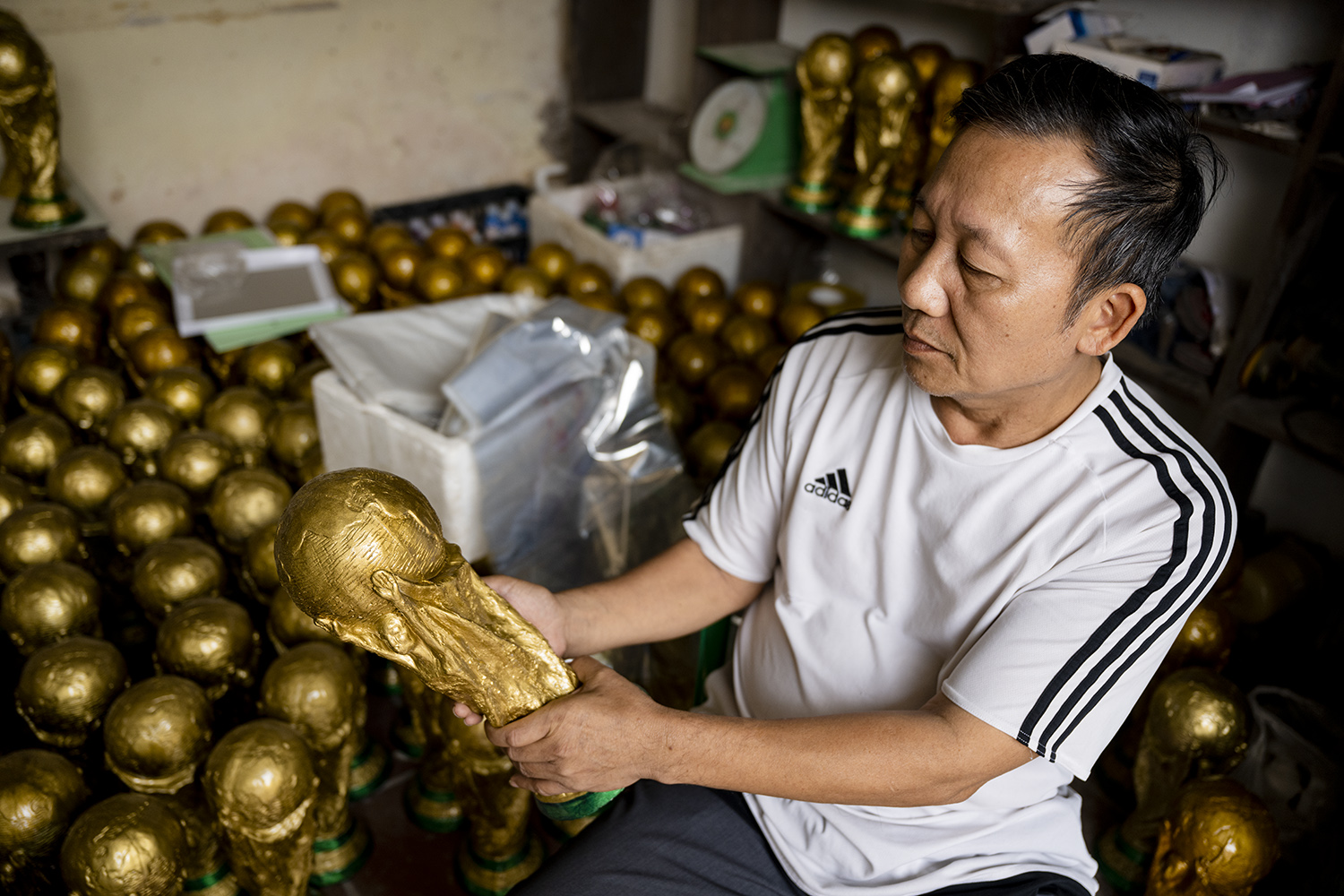 Bất ngờ với &#34;cúp vàng&#34; World Cup 2022 “made in Vietnam” giống y như thật - 7