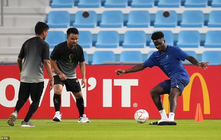 Tiền đạo Bukayo Saka của Arsenal tập luyện với những người lao động nhập cư tại khu liên hợp huấn luyện Al Wakrah ở Qatar