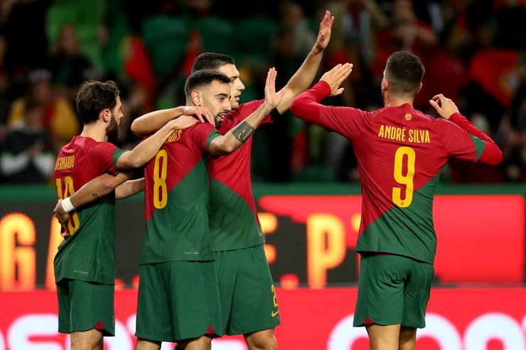 Bruno Fernandes tỏa sáng với cú đúp