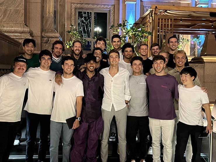 20 tay đua F1 chụp chung kiểu ảnh sau bữa tiệc chia tay Sebastian Vettel