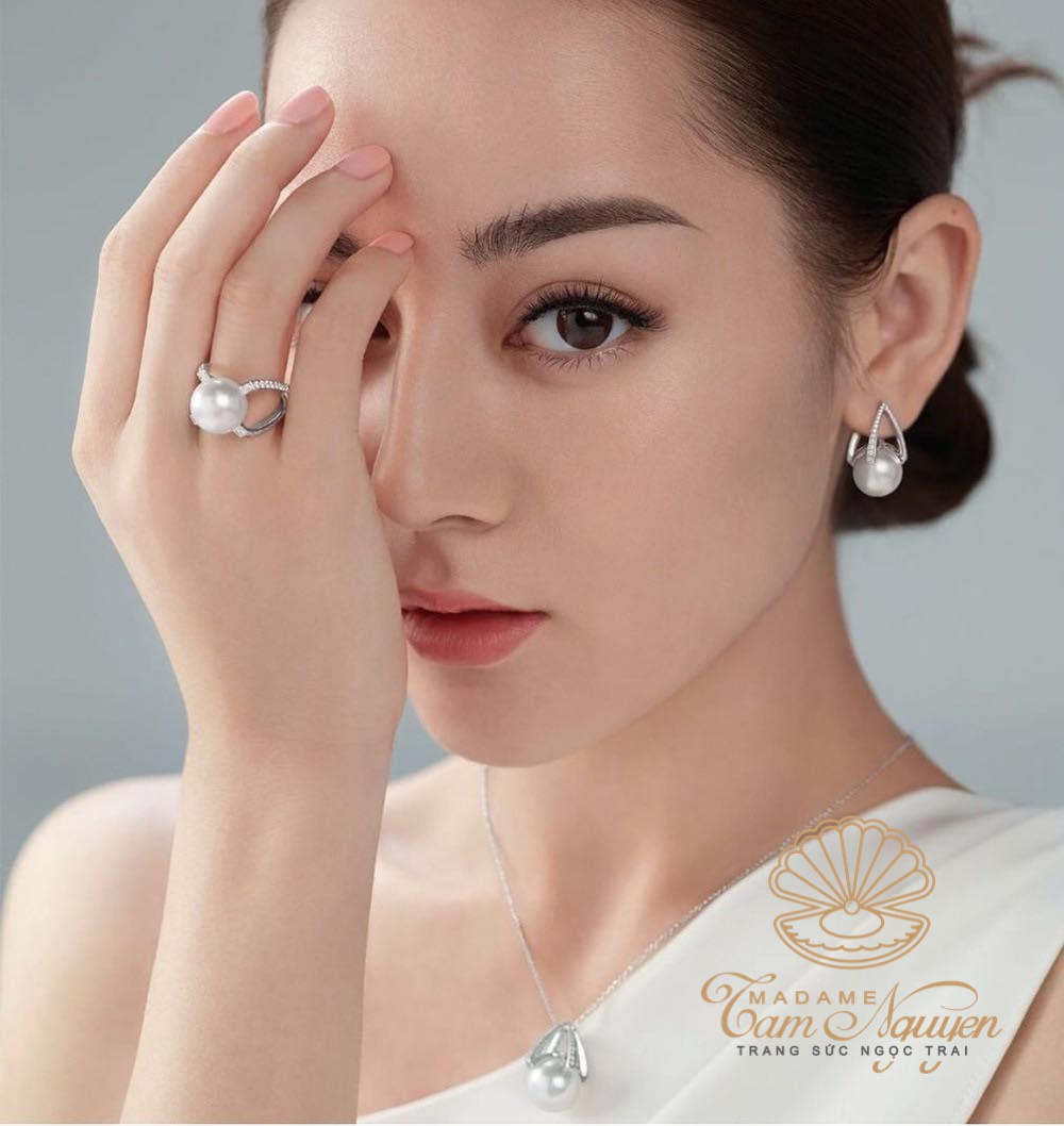 Vẻ đẹp thanh tao, nhẹ nhàng nhưng vẫn toát lên nét kiêu sa, đài cát và quyền lực nhờ trang sức ngọc trai Madame Tâm Nguyễn