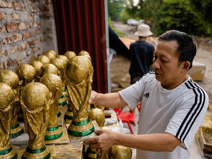 Tin tức trong ngày - Bất ngờ với "cúp vàng" World Cup 2022 “made in Vietnam” giống y như thật