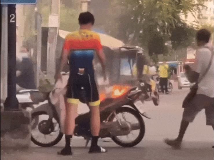 Xe máy - Xe đạp - Clip: Pha dập lửa chữa cháy xe máy "đi vào lòng đất"