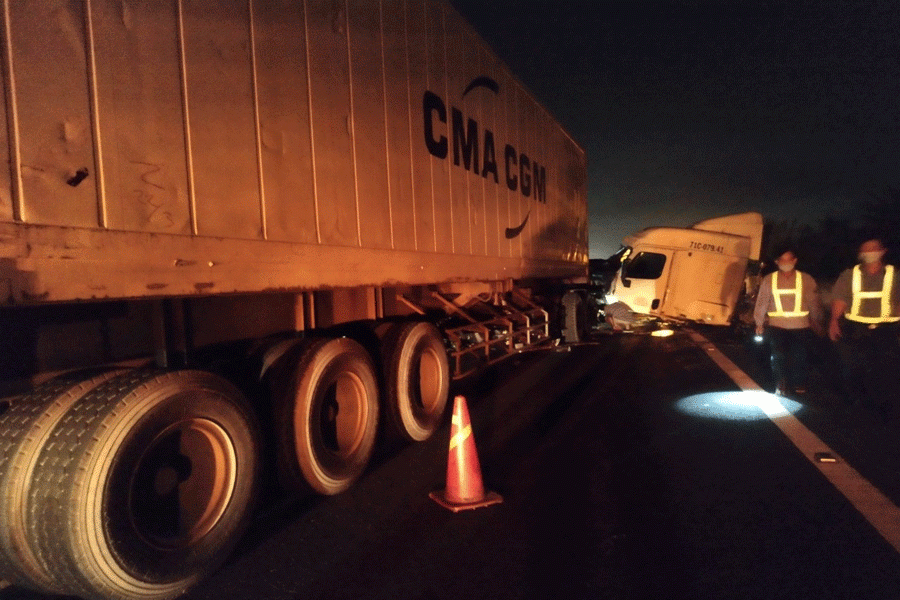 Hiện trường vụ va chạm giữa xe tải và xe đầu kéo rạng sáng 18-11. Ảnh: CTV
