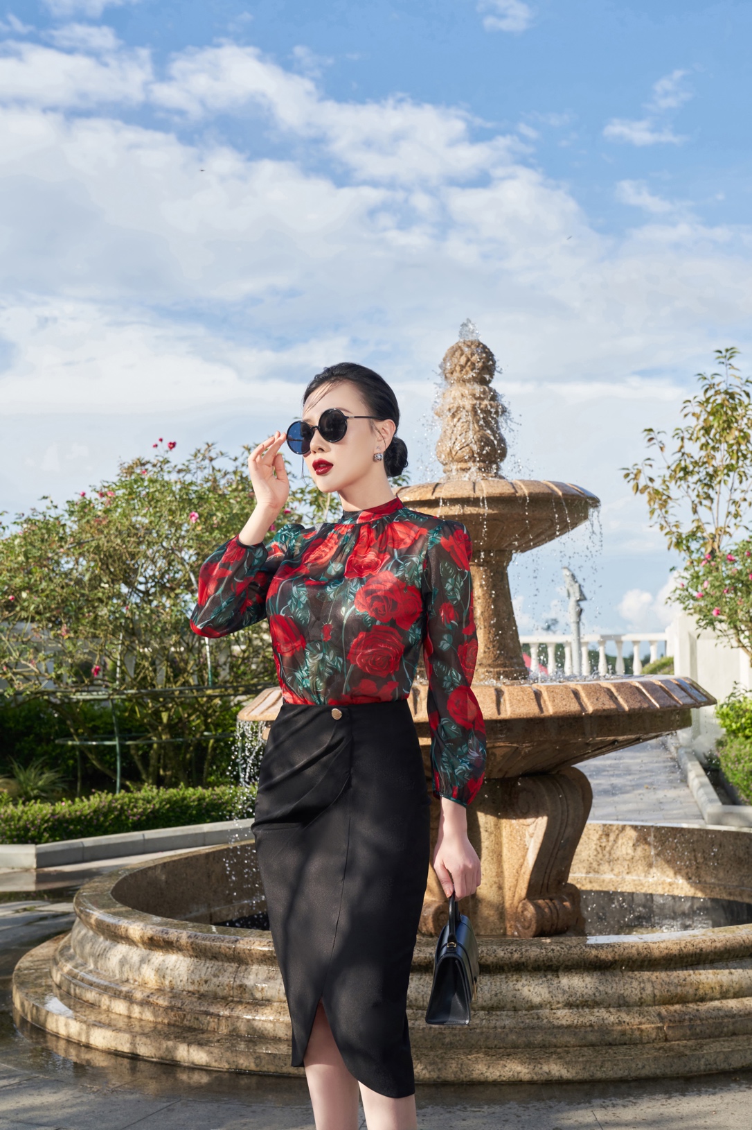 Một chiếc áo hoạ tiết phối cùng váy đơn giản vẫn khiến set đồ nổi bật hơn bao giờ hết