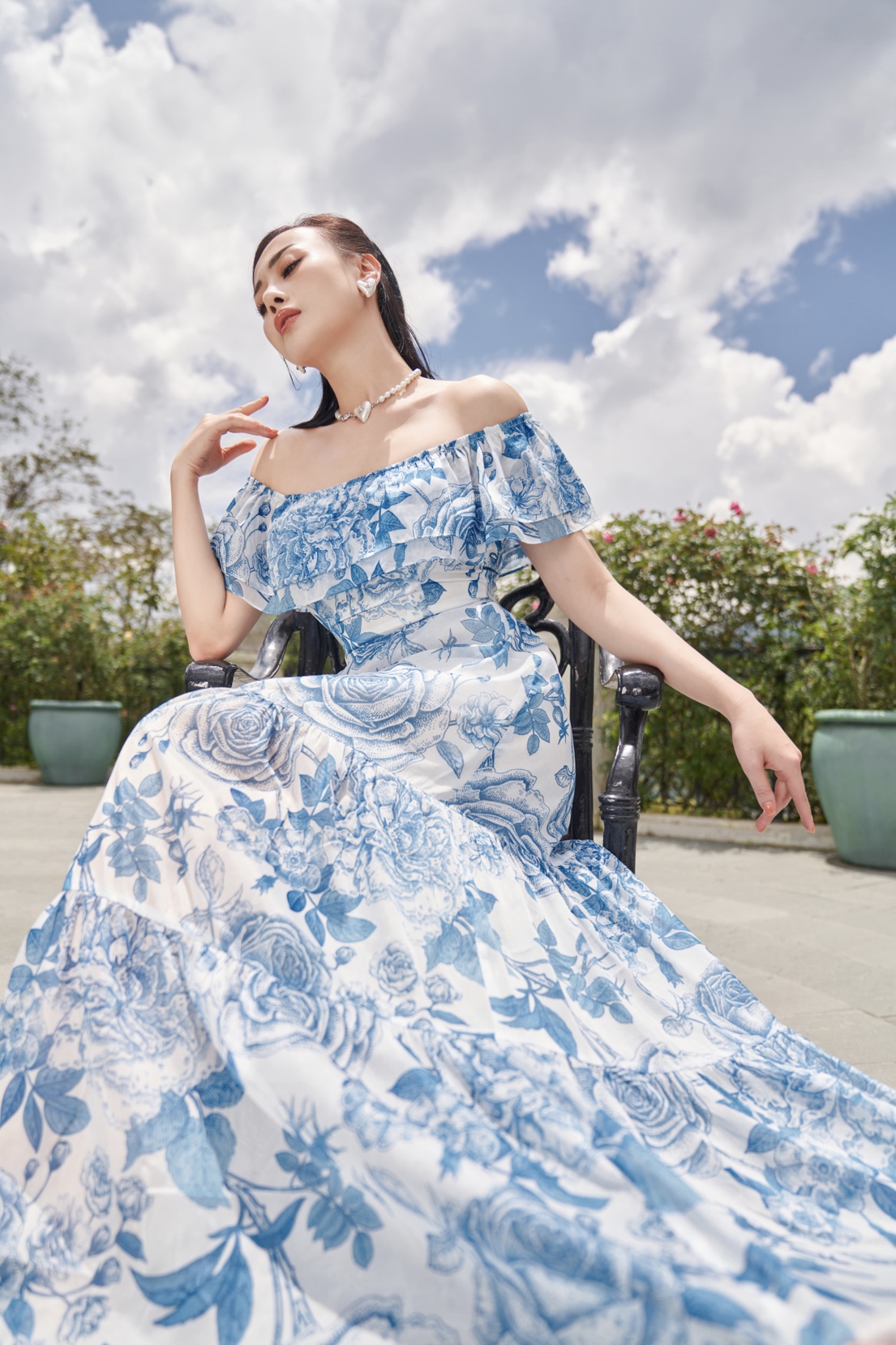 Trong BST mới nhất của thương hiệu thời trang MIAH, Phương Oanh hóa thân thành “nàng thơ” kiêu sa nhưng không kém phần lộng lẫy