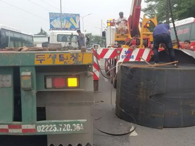 Tin tức trong ngày - Hai cuộn sắt nặng hàng chục tấn đứt xích rơi xuống đường