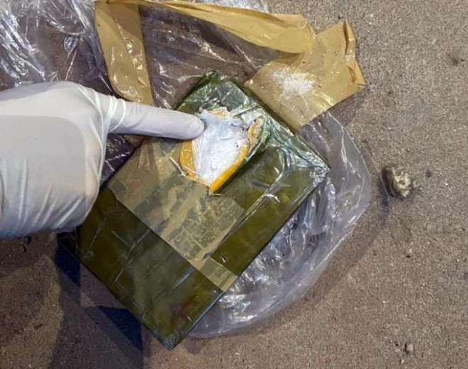 Bánh heroin đối tượng Hùng vứt lại bên đường - Ảnh công an cung cấp