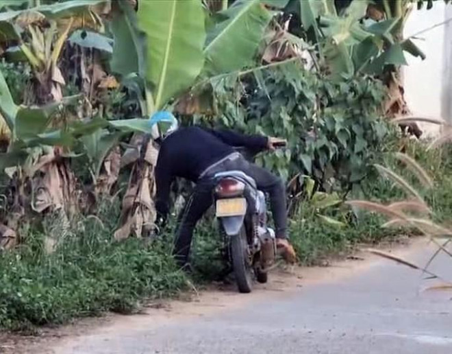 Đối tượng Hùng vứt gói heroin bên đường đã bị lực lượng trinh sát ghi hình lại - Ảnh công an cung cấp