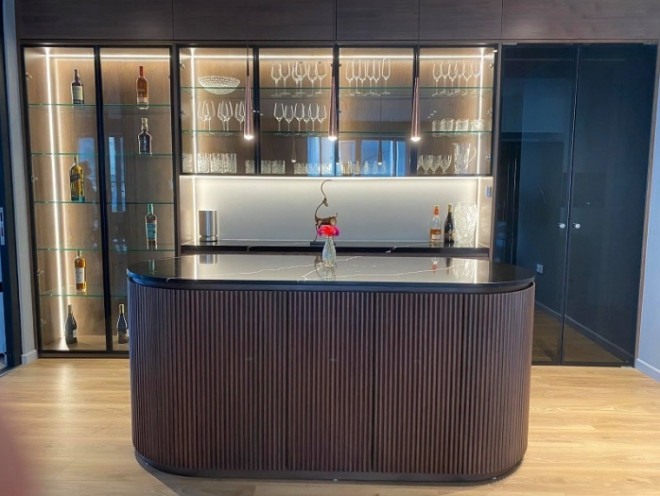 Căn hộ được thiết kế có những tông màu sang
trọng, có quầy bar riêng.