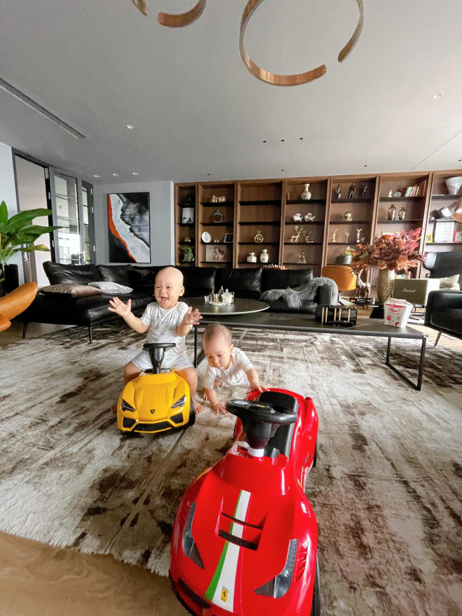 Vợ MC Thành Trung cho biết, vợ chồng cô quan
tâm đến không gian và chất lượng sống nhiều hơn từ khi có 2 em bé.
Họ muốn mang đến những gì tốt nhất cho con.