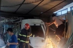 Tin tức trong ngày - Xe trộn bê tông lao vào nhà dân, tài xế mắc kẹt trong cabin