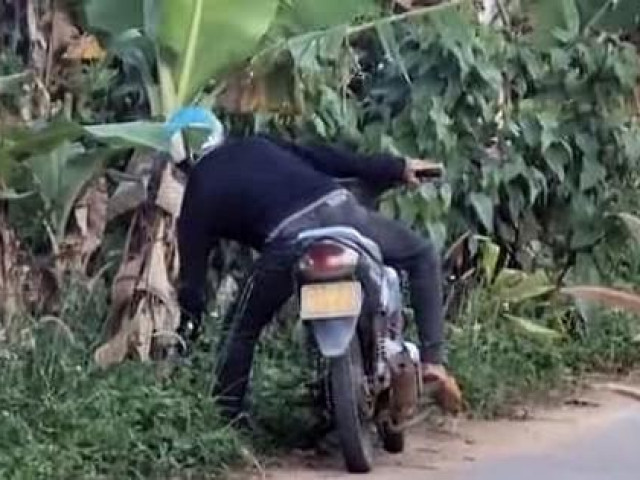 Pháp luật - Quay phim gã đàn ông vứt bánh heroin bên vệ đường