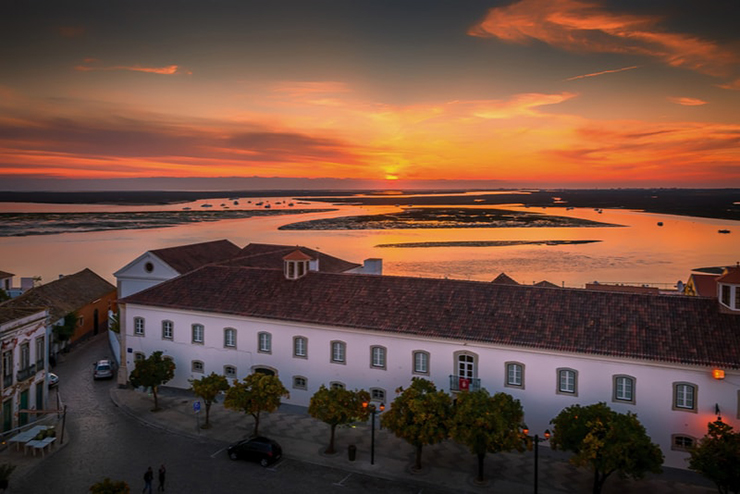 Faro: Là thủ phủ của Algarve, thành phố này có nhiều điểm tham quan, bến du thuyền xinh đẹp, các công viên và quảng trường được bảo trì tốt cùng một khu phố cổ có nhiều làn đường dành cho người đi bộ với những quán cà phê ngoài trời.
