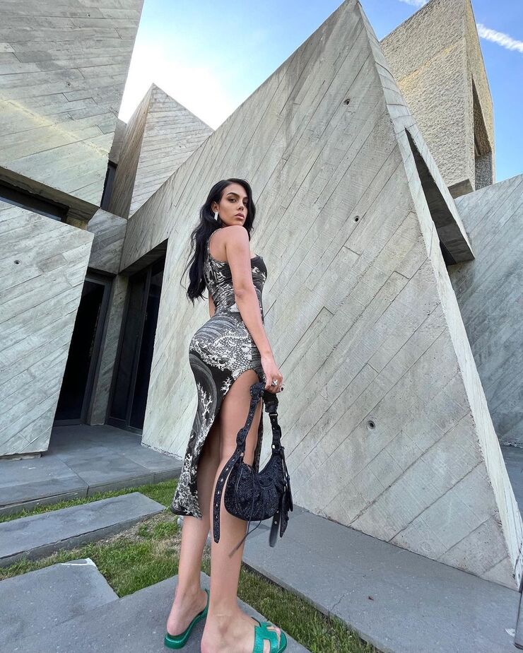 Georgina Rodriguez đắt show quảng cáo nội y và xuất hiện khá nhiều trên bìa các tạp chí lớn.

