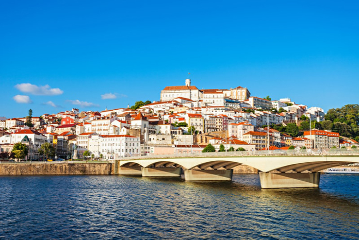 Coimbra: Đây là nơi tọa lạc của trường đại học lớn nhất Bồ Đào Nha trong 5 thế kỷ qua. Coimbra chắc chắn mang tầm quan trọng trong lịch sử đất nước với trường đại học, nhà thờ, thánh đường, quán cà phê mang phong cách đặc trưng.

