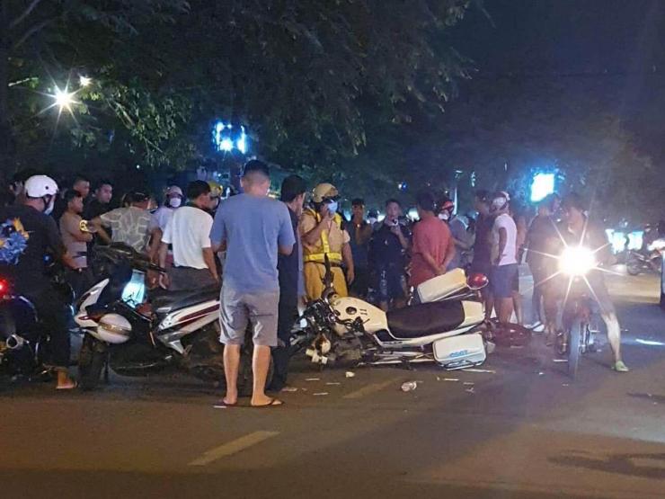Tin tức trong ngày - 2 xe máy và mô tô CSGT ngã trên đường sau tiếng động mạnh, 2 người bị thương