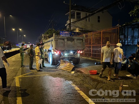 Tông đuôi xe ben đậu trên đường, người đàn ông tử vong sau tiệc sinh nhật - 1