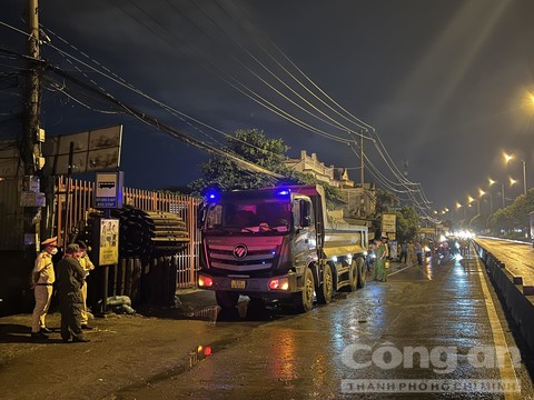 Tông đuôi xe ben đậu trên đường, người đàn ông tử vong sau tiệc sinh nhật - 2