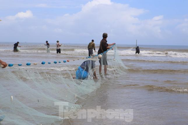 Từ sáng 18/11 hàng chục người dân tại huyện Lộc Hà (Hà Tĩnh) đổ xô ra bờ biển để đánh bắt cá. Họ chia thành từng tốp để thả lưới, mỗi tốp từ 10-20 người.