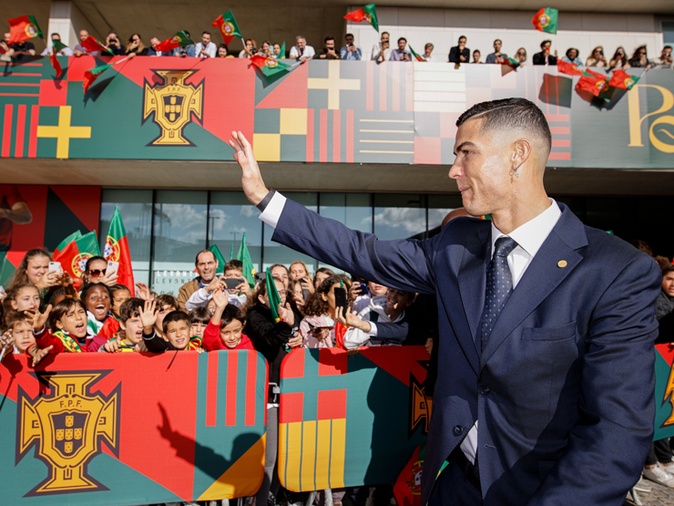 Bồ Đào Nha lên đường tới Qatar: Ronaldo vẫn cực rạng rỡ, quyết vô địch World Cup