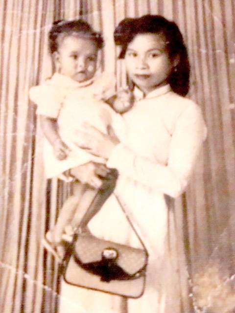 Tấm ảnh bà Minh chụp với mẹ lúc còn nhỏ là&nbsp;kỷ vật vô giá bà trân trọng, gìn giữ suốt gần nửa thế kỷ để tìm về cội nguồn