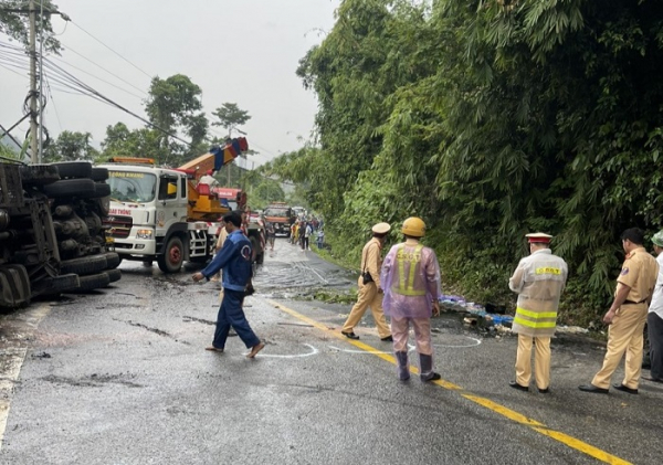 Hiện trường vụ tai nạn trên đèo Bảo Lộc.