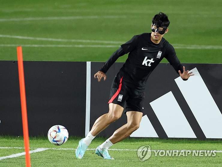 Báo Hàn Quốc khen Ronaldo vĩ đại, lo đội nhà bị loại từ vòng bảng World Cup