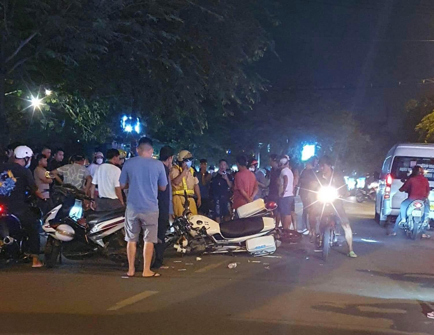 2 xe máy và mô tô CSGT ngã trên đường sau tiếng động mạnh, 2 người bị thương - 1